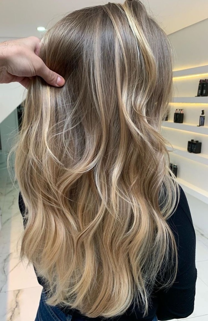 Bespoke luxury balayage and dimensional hair colour near Mayfair London